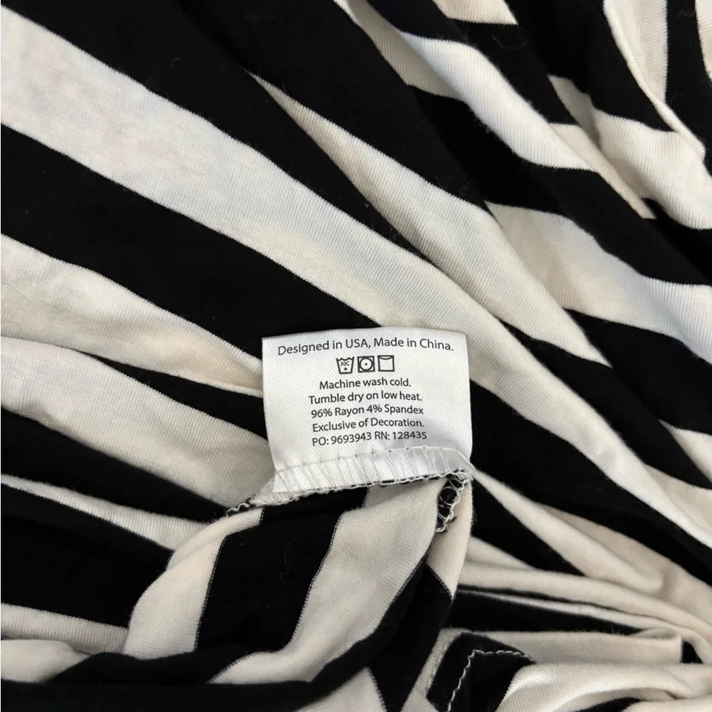 Itzy Ritzy Black/White Stripe Nursing Cover‎